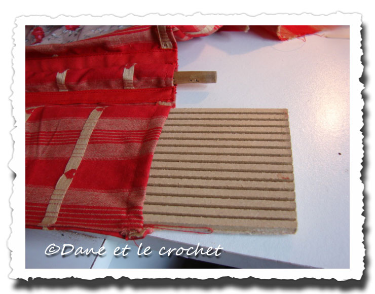 Dane-et-le-Crochet-poches-poches-plaque-bois-jpg.jpg