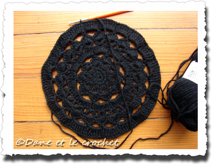 Dane-et-le-Crochet--medaillon-poncho-long-noir.jpg