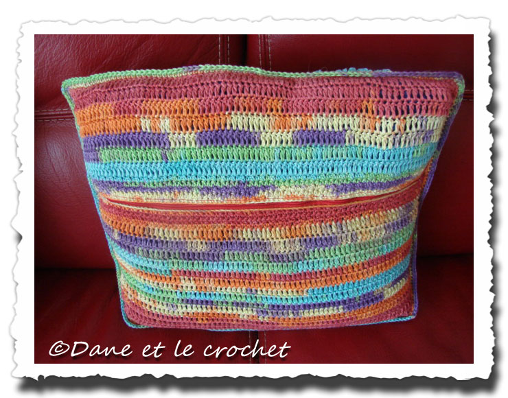 Dane-et-le-Crochet--coussin-dos.jpg