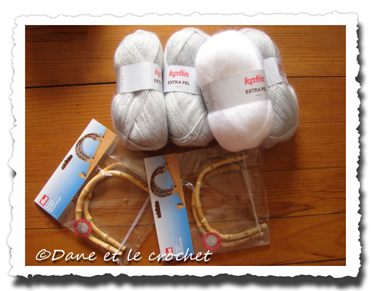 Dane-et-le-Crochet-laine-grise-et-blanche-et-anses.jpg