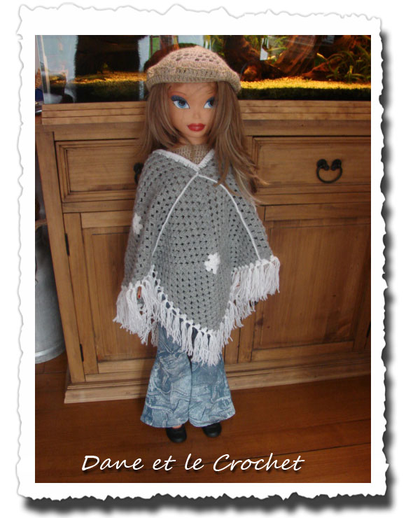 dane-et-le-crochet--poncho-gris-blc-petite-niece-00.jpg